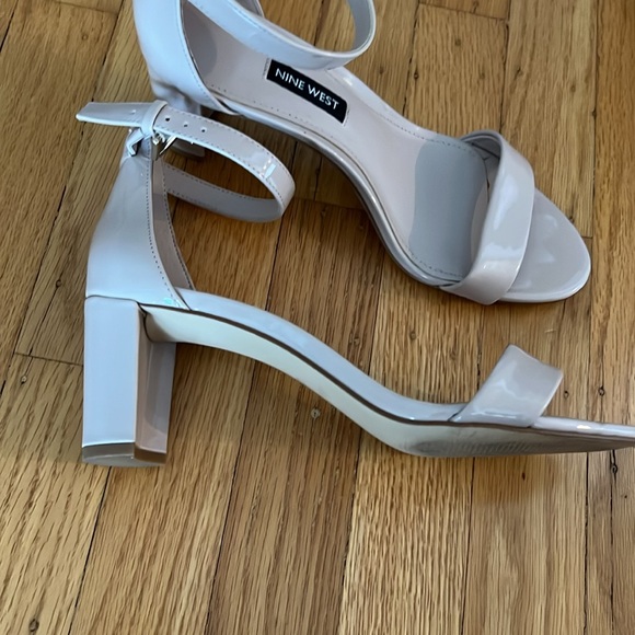 EUC! Nine West nude pink patent leather Spruce sandals heels ankle strap 6.5 - Picture 3 of 4